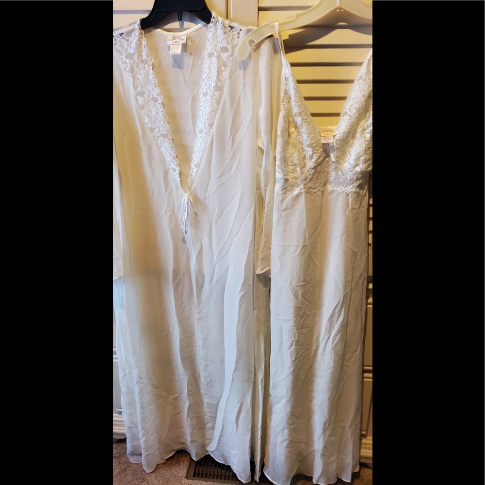 NWT Vintage set  ivory loungewear by Intimates by Flora size Large